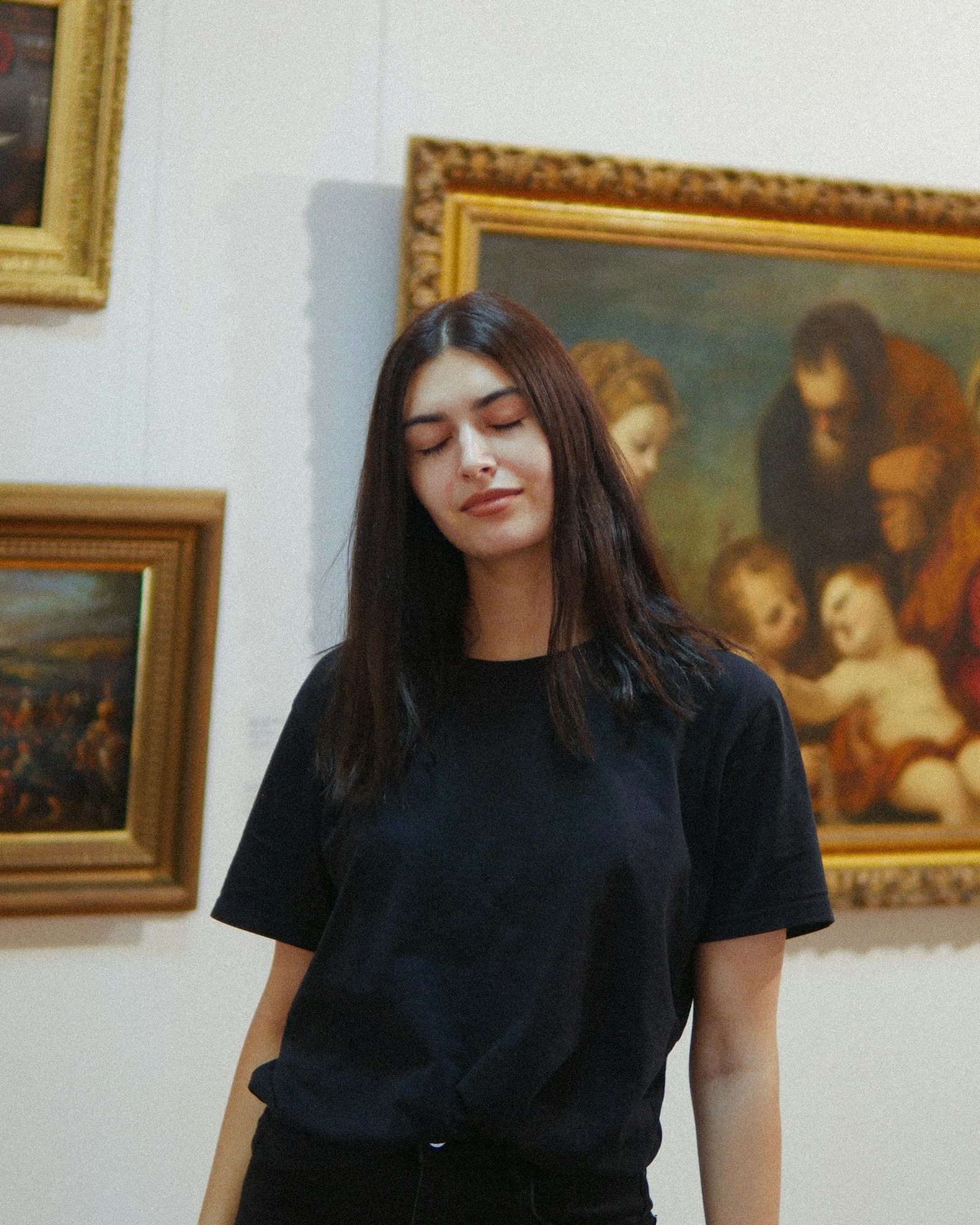 Mulher vestindo camiseta preta lisa