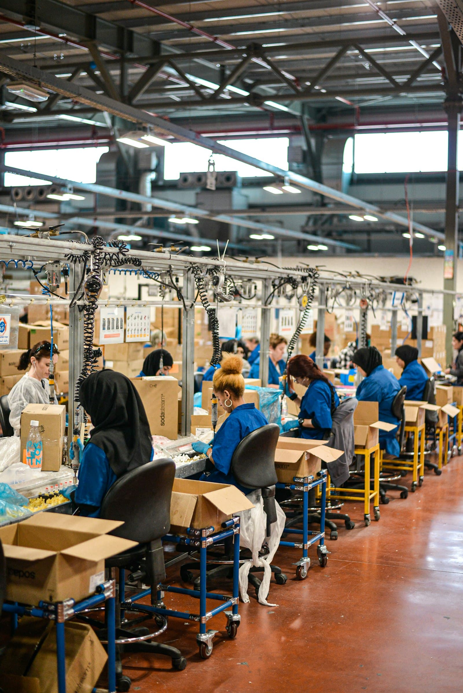 Equipe uniformizada trabalhando em linha de produção